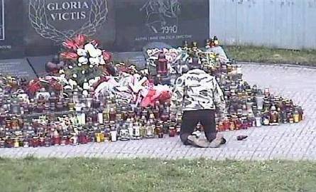 Mężczyzna najpierw spokojnie klęczał przed pomnikiem w rejonie ronda na skrzyżowaniu ulic Sowińskiego i Pułtuskiej, po czym nagle zaczął rzucać palącymi