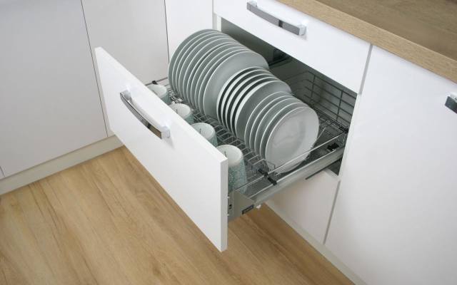Ciekawy pomysł na kuchenną szufladę, która ma zamontowany wyprofilowany ociekacz i odpowiednio umiejscowioną tacką, którą łatwo wyjąć i opróżnić.