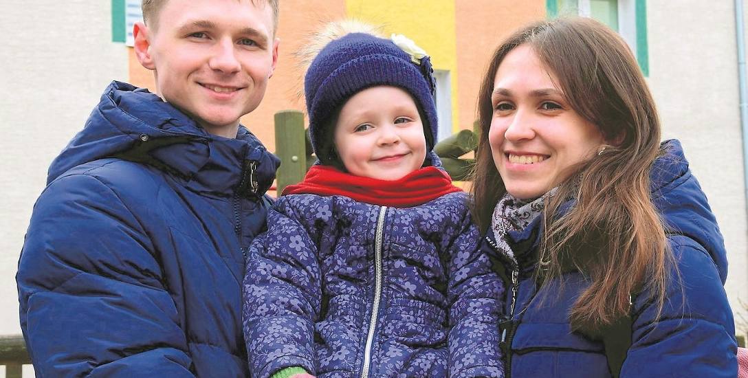 Na młodych małżonków w wieku 25 lat w Gniewkowie czeka praca, a na ich 4-letnią córkę - przedszkole. W środę rano burmistrz przekazał rodzinie klucze