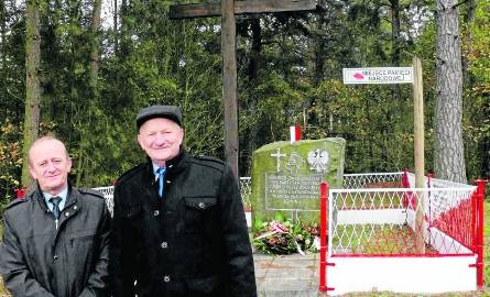 Radni Jerzy Suliga i Stefan Lesiak odnowili nawet otoczenie pomnika i krzyż przy wyremontowanej drodze przed Krzepinem.