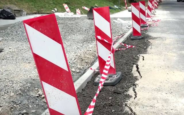 Rusza budowa chodnika przy ważnej ulicy na Dębnikach w Krakowie. Duże utrudnienia w ruchu. Zamknięta droga
