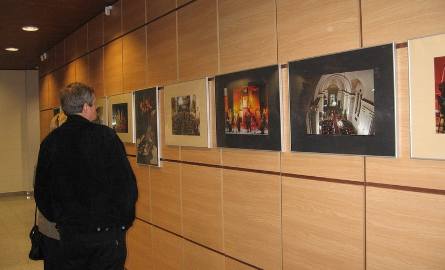 Festiwalowi towarzyszy wystawa fotografii Jerzego Mieśnika ukazująca gości poprzednich festiwali otwrata w holu szkoły muzycznej