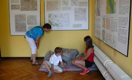 Wystawa w Pałacu Wielopolskich ukazuje dorobek badawczy Wydziału Geografii UW i jest znakomita lekcją geografii dla turystów w różnym wieku, w tym także