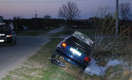 Pijany 18-latek wpadł do rowu autem, które miał naprawić. Volkswagen golf doszczętnie spłonął. (foto)