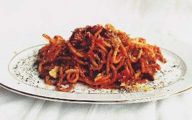 Makaron spaghetti z boczkiem i sosem pomidorowym.