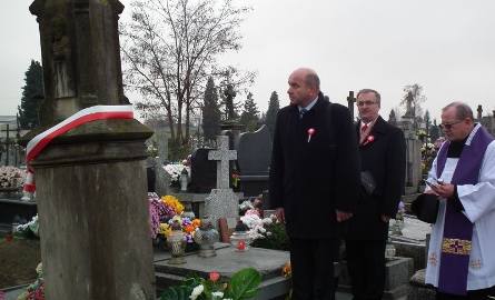 Kwiaty zostały także złożone na innych grobach Polaków, którzy walczyli o niepodległą Polskę, a krótkie informacje o ich losach przekazywał Marek Łata,