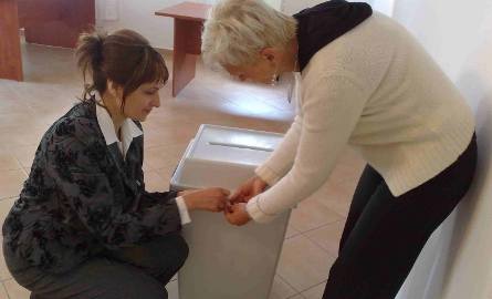 To ostatnia chwila przed otwarciem lokalu: pieczętowanie urny wyborczej.