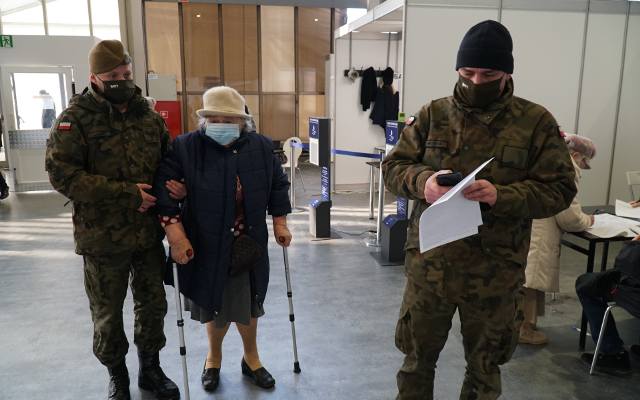 Wojsko pomaga seniorom i kombatantom dojechać na szczepienie: zgłoszenia przyjmowane są na infolinię 
