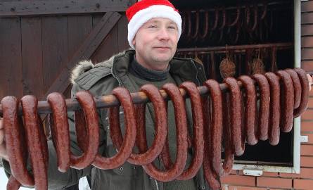 Robert Łuczak, właściciel restauracji Antresola w Kielcach już uwędził na święta wędlinę.