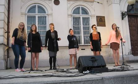 Zuzanna Kruszyńska wraz z grupą dziewcząt przypomniała przebój Katarzyny Sobczyk "O mnie się nie martw”.