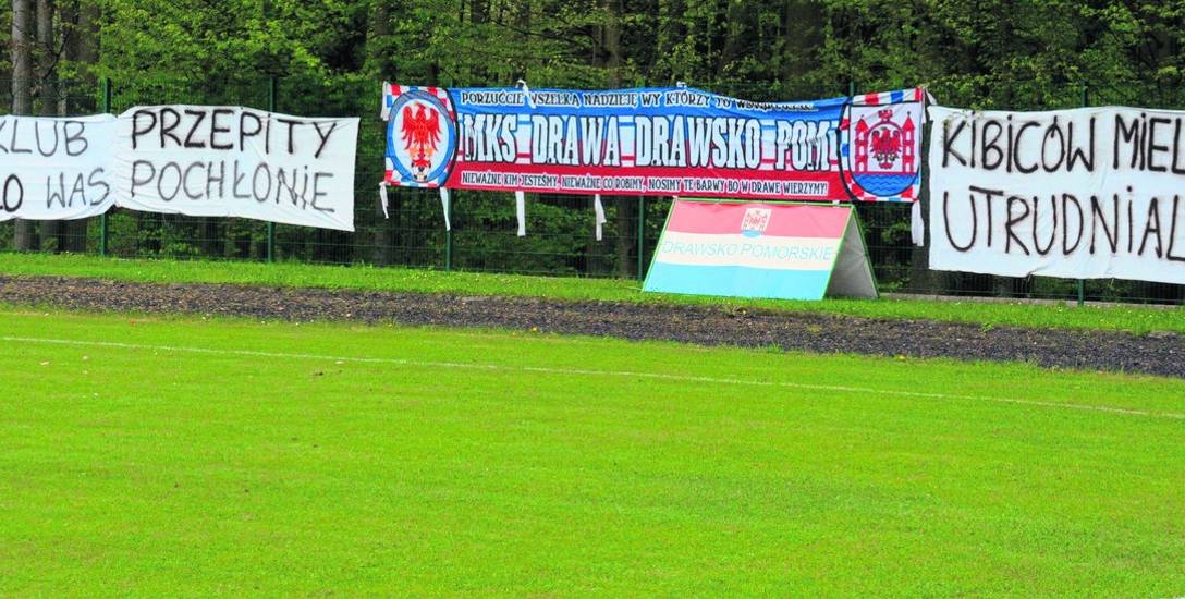 „Za klub przepity piekło was pochłonie” - taki baner kibice umieścili obok barw klubowych MKS Drawa w maju 2017 r. podczas meczu Drawy Drawsko z Iną