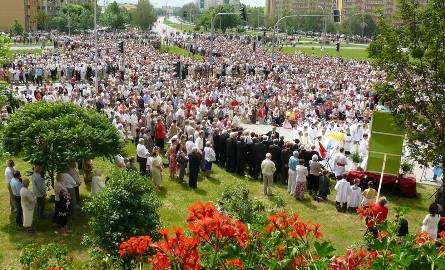 Tysiące wiernych na wspólnej procesji parafii Matki Bożej Królowej Polski, świętego Floriana i Opatrzności Bożej w Stalowej Woli.