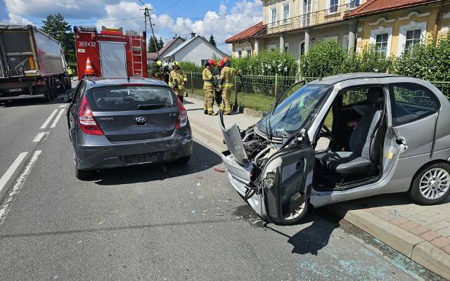 Wypadek na Drodze Wojewódzkiej nr 975 w Radłowie. Strażacy musieli uwalniać ranną kierującą z rozbitego pojazdu