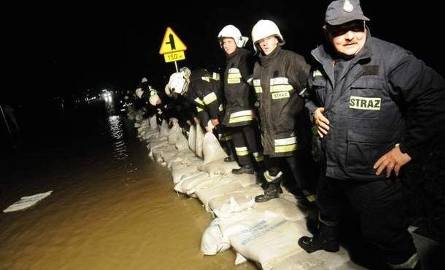 Powódź na Opolszczyźnie. Fala kulminacyjna przechodzi przez Kędzierzyn-Koźle.