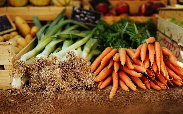 Żywność ekologiczna prosto od rolnika. Po ile marchew, chleb i polędwica? 23 września mamy Dzień Rolnictwa Ekologicznego