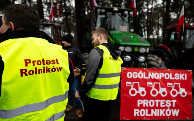 Rolnicy wysypali zboże z ukraińskich tirów przed Dorohuskiem, teraz policja wyjaśnia szczegóły zdarzenia