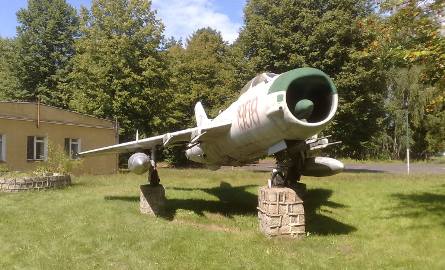 Mig 19 myśliwiec - pomnik stojący przy wjeździe do dawnej jednostki wojskowej w Redzikowie.