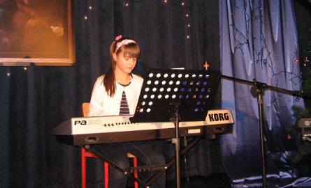 Na keyboardzie gra Monika Bernatek.