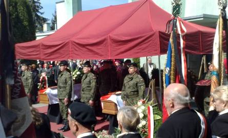 Tłumy na pogrzebie Anny i Bartosza Borowskich (wideo)