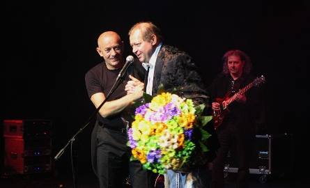 Jerzy Waldemar Lichacz, którego agencja zorganizowała występ Marcina Dańca, wręczył artyście duży bukiet kwiatów.