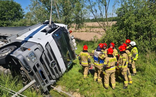Tragiczny wypadek na drodze krajowej nr 94 koło Bochni, ciężarówka przewróciła się na jezdnię, kierowca nie żyje