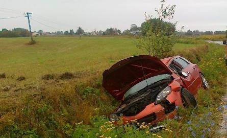 W miejscowości Rataje Słupskie na drodze zderzyły się dwa pojazdy. Jedne z samochodów – osobowa mazda znalazła się częściowo w rowie.