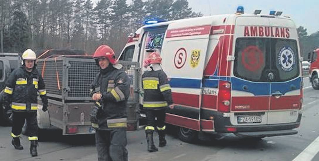 Akcja ratunkowa na drodze krajowej nr 18. Dziś zdarzenia na ruchliwej arterii obsługuje pogotowie z Żar i z Żagania.