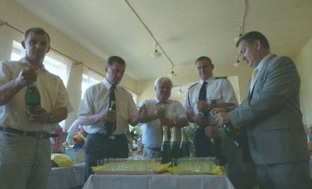 Silna ekipa panów zabrała się za otwieranie butelek szampana.
