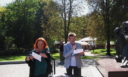 Zebranych w parku radomian  przywitali Beata Drozdowska i Walkdemar Różycki