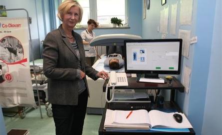 Dr Anna Strączyńska, specjalista reumatolog i Beata Mazur z Pracowni Densytometrycznej  wykonują badanie pacjentki przy pomocy niezwykle skutecznego