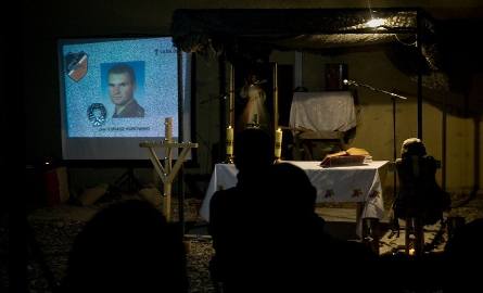 Polscy żołnierze w Afganistanie uczcili kolegów, którzy zginęli w trakcie misji [zdjęcia]