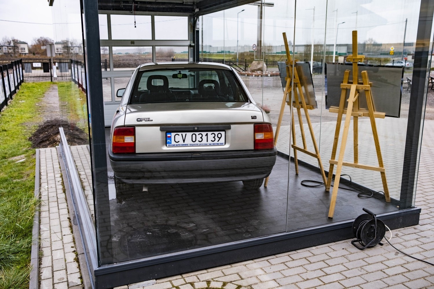 Opel Jana Pawła II stanął w szklanej gablocie przed