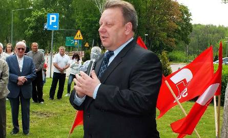 Przed pomnikiem poświęconym robotnikom Zakładów Starachowickich przemawia Sylwester Kwiecień, drugi kandydat na prezydenta Starachowic