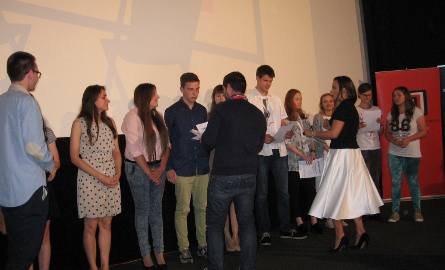 Anna Mucha wręczyła certyfikaty uczestnikom warsztatów filmowyvch.