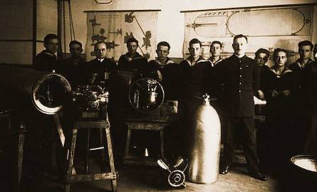 Zajęcia z broni podwodnych w latach dwudziestych ubiegłego wieku prowadził instruktor francuski Deloume