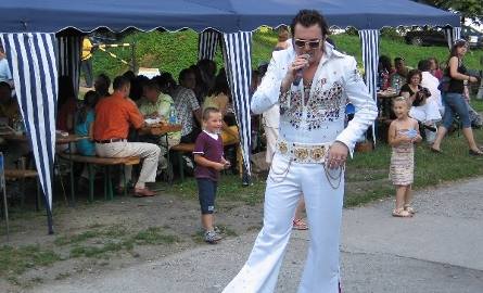 Przemyski Elvis podczas występu.