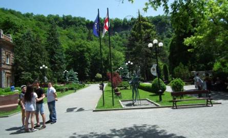 Park zdrojowy prowadzi do największych atrakcji Borjomi.