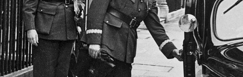 Generał Władysław Sikorski (wsiada do auta) przez całe lata 30. był uważany za człowieka utrzymującego kontakty z wywiadem Francji.