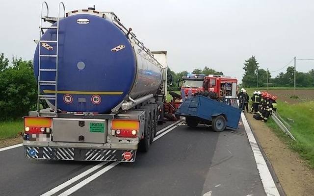 Zderzenie ciężarówki i traktora w Pęchowie. Ranna jedna osoba 