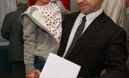 W lokalu wyborczym w przedszkolu nr 6 w Międzyrzeczu głosował przed 13.00 Robert Szarletta z pięcioletnia córką Paulą.