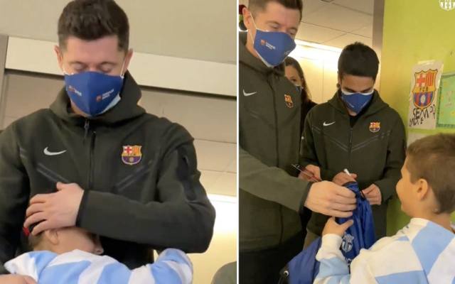 Robert Lewandowski wraz ze swoimi kolegami z FC Barcelony odwiedził chore dzieci w jednym z katalońskich szpitali. Piękny gest Polaka