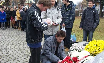 Uczniowie i nauczyciele liceum po Marszu Niepodległości złożyli kwiaty pod Pomnikiem Nieznanego Żołnierza