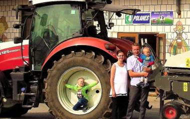 1. Karol i Monika Mazurowie w Szóstakach w gminie Radoszyce prowadzą gospodarstwo wyspecjalizowane w produkcji mleka. Zbiory z 40 hektarów przeznaczają