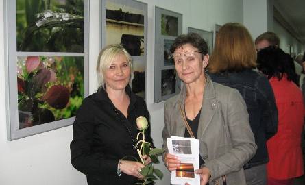 Barbara Polakowska, kurator Galerii, z prawej, cieszyła się z tak udanej,pierwszej wystawy Doroty Wólczyńskiej