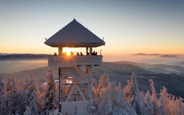 Zimowa Mogielica w blasku słońca. Jest niesamowicie pięknie! Nowo otwarta wieża to hit turystycznych wycieczek. Zobacz zdjęcia 