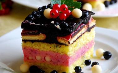 Ciasto biszkoptowe z kremem porzeczkowym i borówkową galaretką „Leśny romans”.