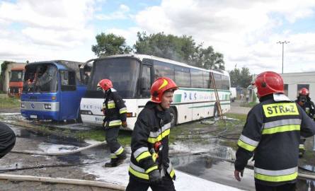 Trzeci autobus uległ nadpaleniu. W akcji brało udział 5 wozów. Strażacy otrzymali zgłoszenie przed godziną 10.