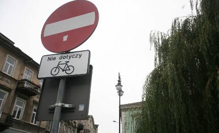 Drogowcy już zamontowali tabliczkę pod znakiem zakazu, która zezwala cyklistom na jazdę pod prąd jednokierunkowym odcinkiem ulicy Traugutta, wzdłuż liceum