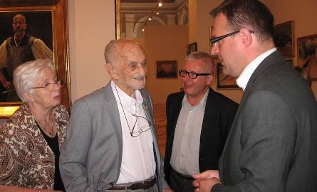 Życzenia zdrowia i dalszych wizyt w Radomiu przekazał Edwardowi Kossoyowi poseł Radosław Witkowski.