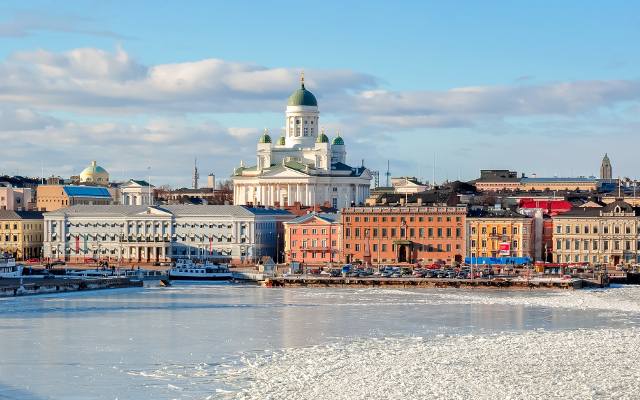 9 najlepszych atrakcji Finlandii. „Polowanie” na zorzę polarną, odwiedziny w Dolinie Muminków oraz wiszący most w koronach drzew